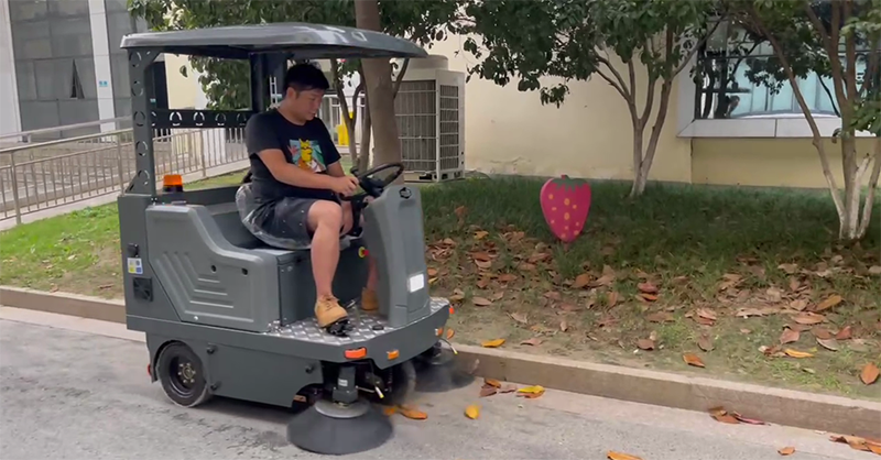 御衛(wèi)仕DS5駕駛式掃地機頂棚款清掃校園 御衛(wèi)仕DS5駕駛式掃地機頂棚款清掃校園