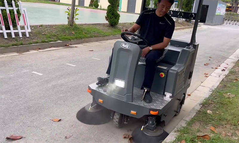 御衛(wèi)仕DS5駕駛式掃地機頂棚款清掃校園 御衛(wèi)仕DS5駕駛式掃地機頂棚款清掃校園