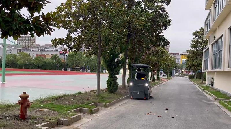 御衛(wèi)仕DS5駕駛式掃地機頂棚款清掃校園 御衛(wèi)仕DS5駕駛式掃地機頂棚款清掃校園